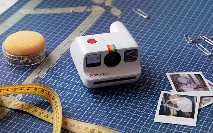 polaroid-go-smallest-camera-06-162afec3-7b80-438f-9ef5-2022b80d051e.jpg