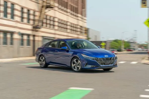 2021-hyundai-elantra-limited-urbano-101-1632333454.jpg