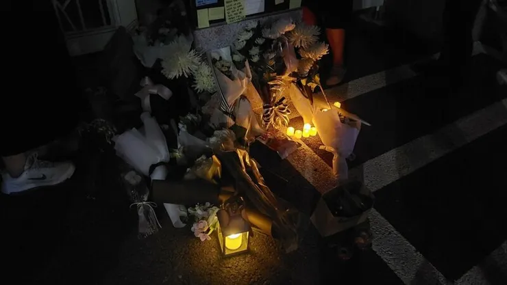 서이초 앞에 모이는 추모객들 이미지 9