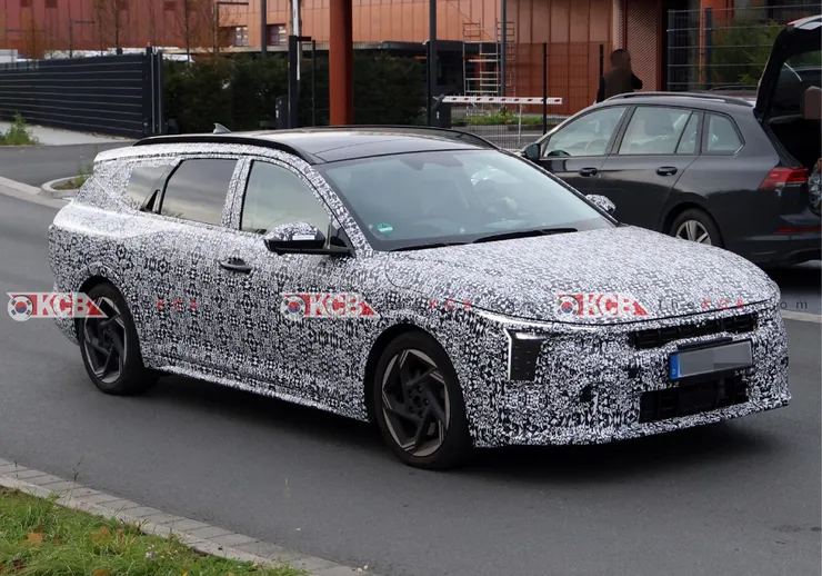 Kia-k4-wagon-losing-camouflage-7.png