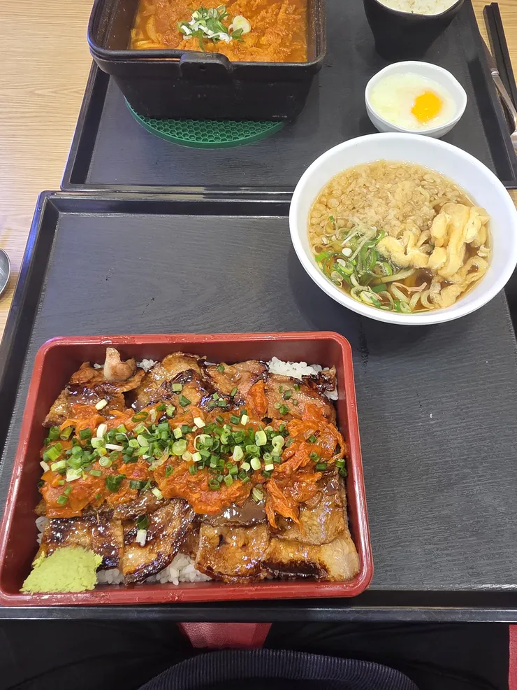 밥 먹으러 왔는데 한로로 노래만 흘러나오네요 이미지 1