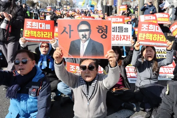 무기징역 선고 직후 웃음 보인 윤석열... 방청석에서는 '이 양아치야!' 외침 이미지 8