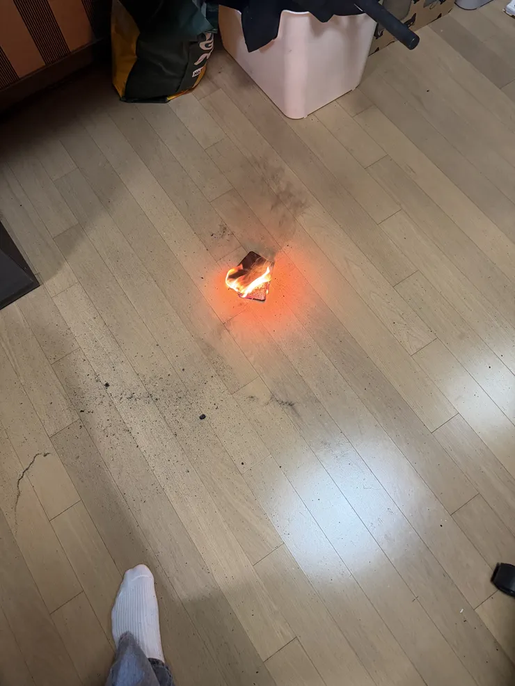 오늘 아침 보조배터리 폭발 후기 이미지 1