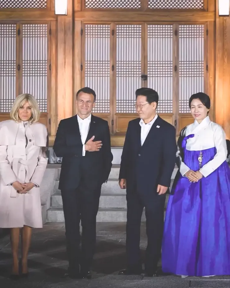 1 X에서 Emmanuel Macron 님 손가락 하트 https t.co xSVjxl6s5w X.mp4_000026.005.webp