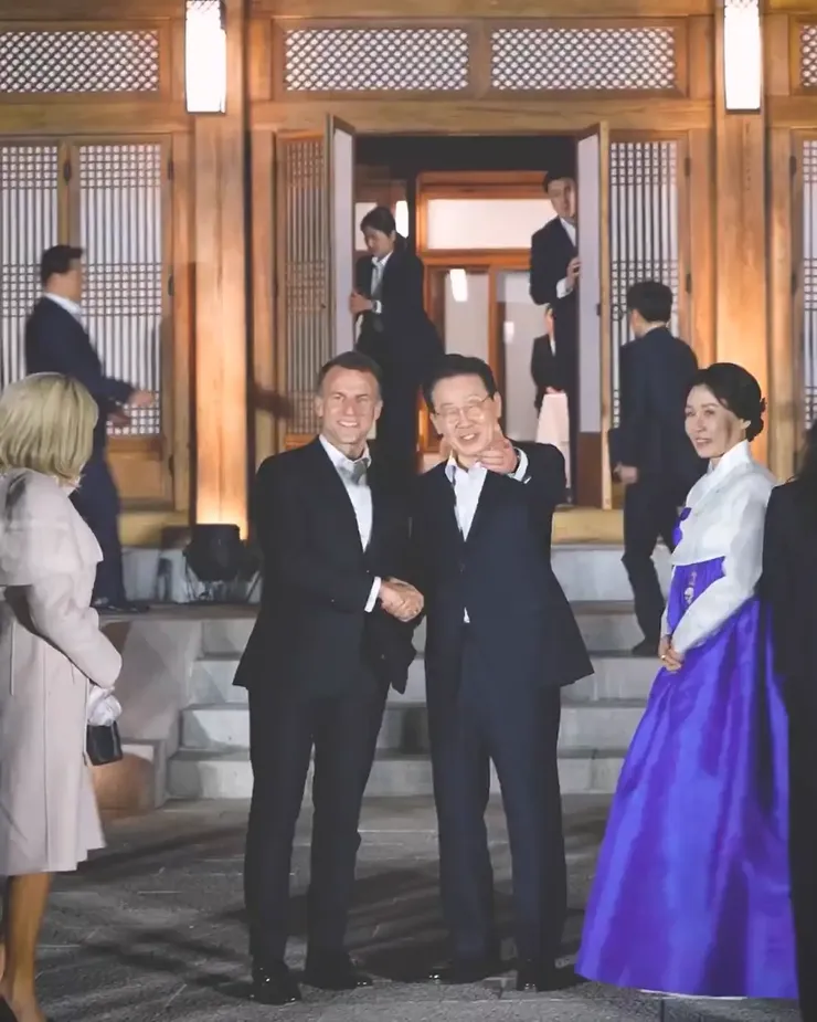 1 X에서 Emmanuel Macron 님 손가락 하트 https t.co xSVjxl6s5w X.mp4_000024.878.webp