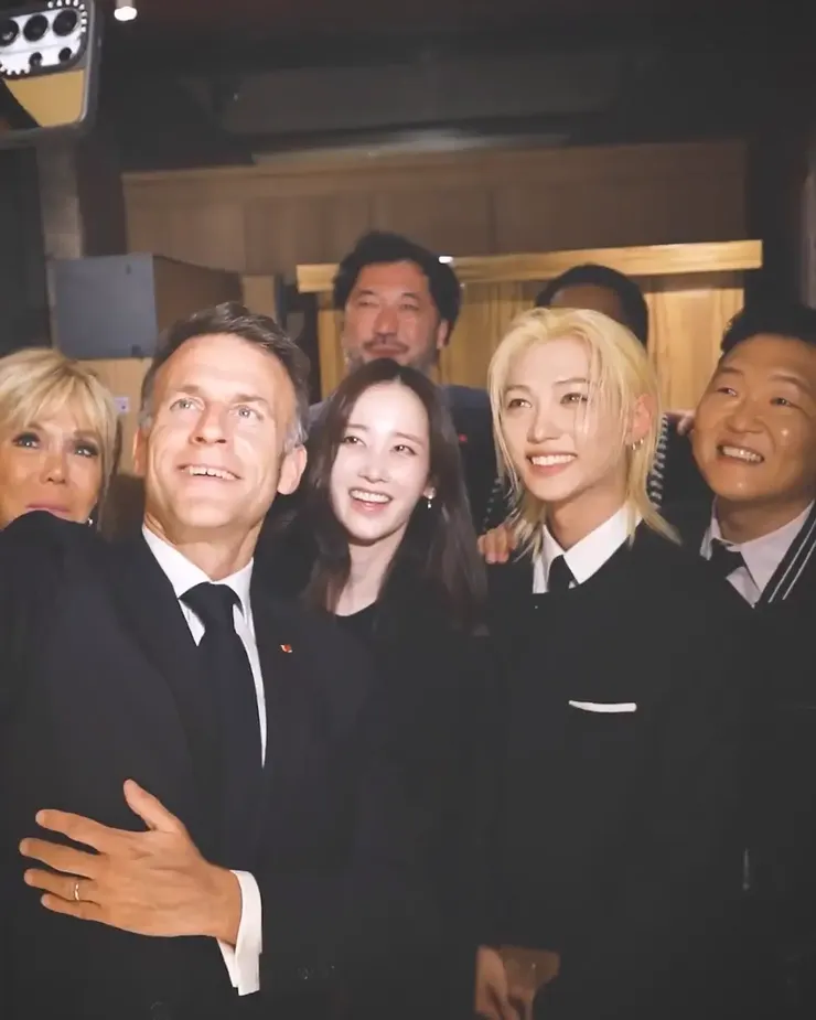 1 X에서 Emmanuel Macron 님 손가락 하트 https t.co xSVjxl6s5w X.mp4_000028.619.webp