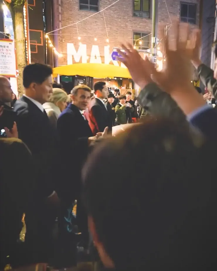 1 X에서 Emmanuel Macron 님 손가락 하트 https t.co xSVjxl6s5w X.mp4_000022.711.webp