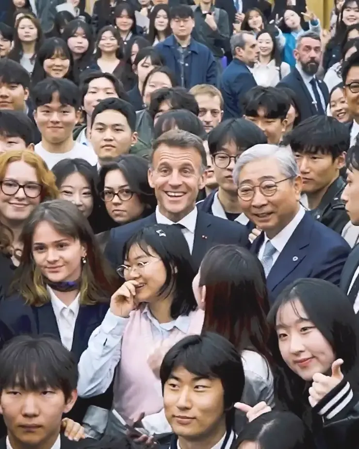 1 X에서 Emmanuel Macron 님 손가락 하트 https t.co xSVjxl6s5w X.mp4_000017.845.webp