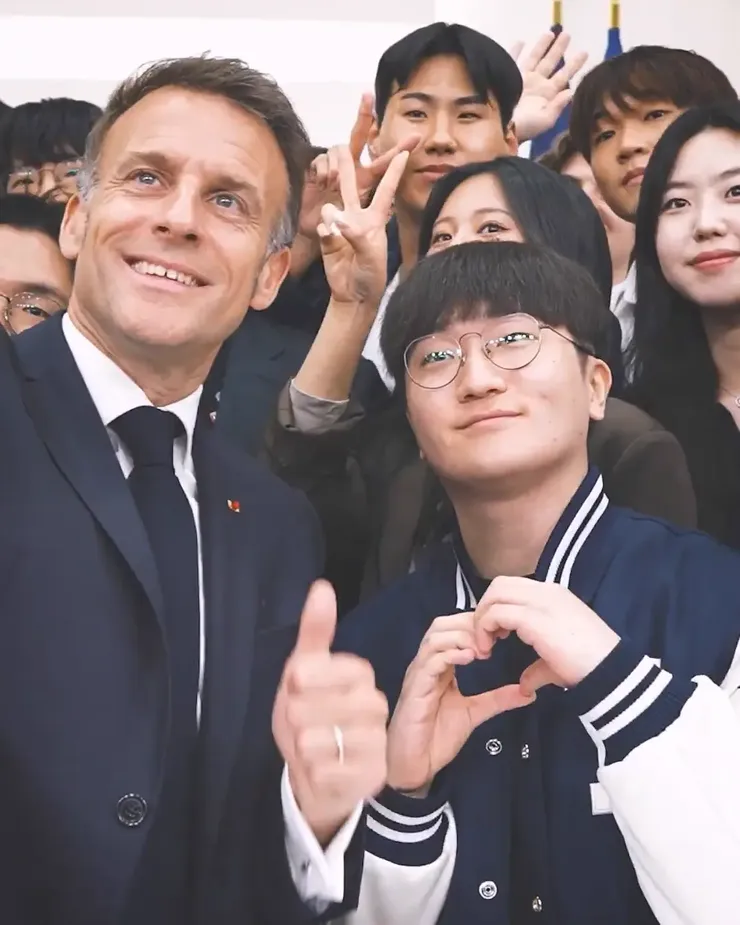 1 X에서 Emmanuel Macron 님 손가락 하트 https t.co xSVjxl6s5w X.mp4_000007.718.webp