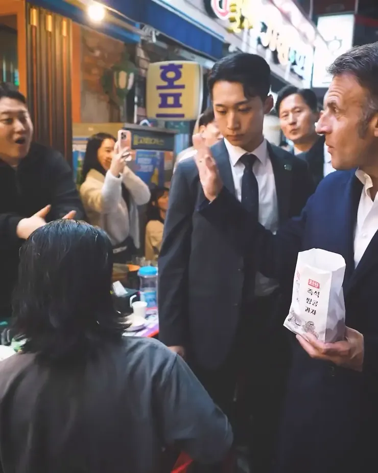 1 X에서 Emmanuel Macron 님 손가락 하트 https t.co xSVjxl6s5w X.mp4_000015.095.webp