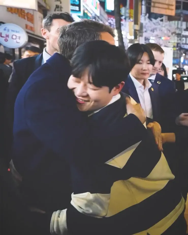 1 X에서 Emmanuel Macron 님 손가락 하트 https t.co xSVjxl6s5w X.mp4_000013.051.webp
