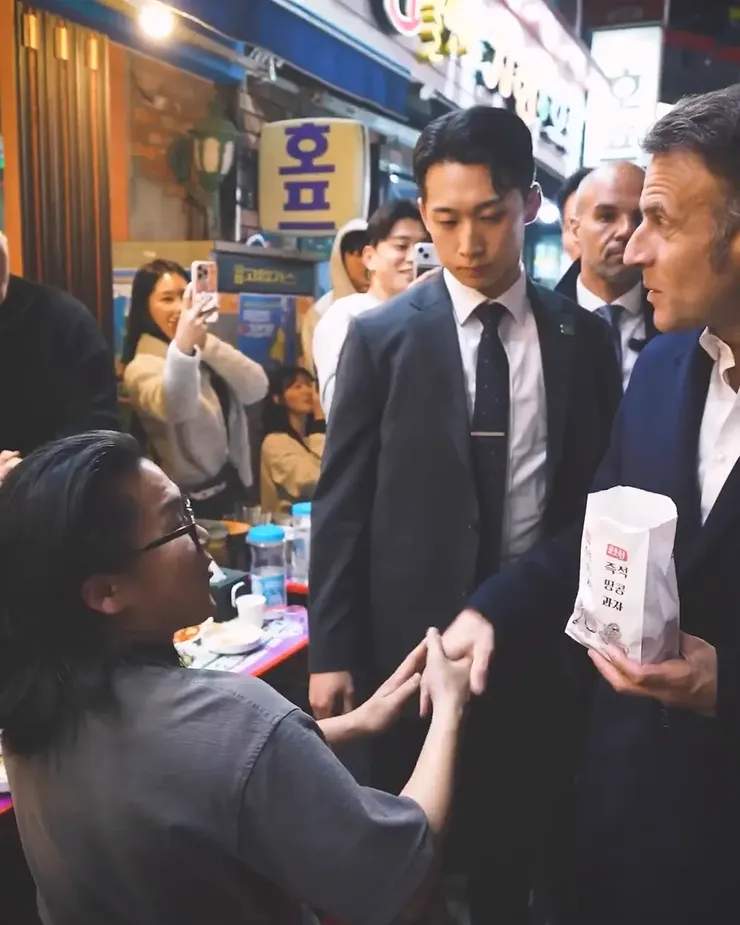 1 X에서 Emmanuel Macron 님 손가락 하트 https t.co xSVjxl6s5w X.mp4_000014.555.webp