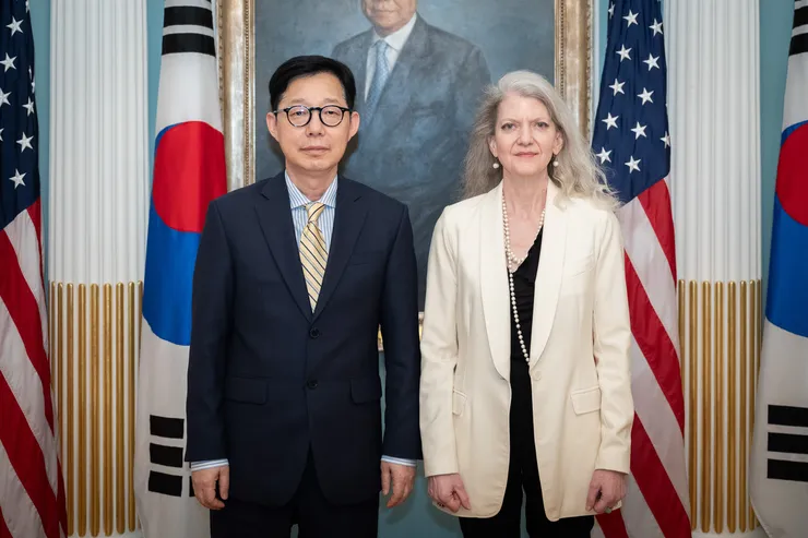 박윤주 제1차관 - 후커 정무차관 면담 사진.jpg