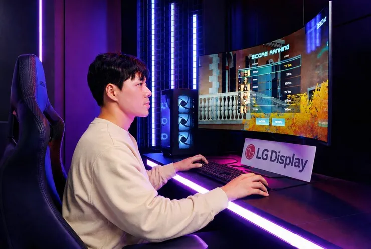 사진LG디스플레이-모델이-게이밍-OLED를-체험하고-있다-1024x690.jpg