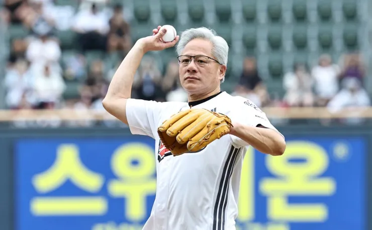 잠실 야구장에서 시구한 젠슨 황 시타는 박정원 두산 회장 이미지 1