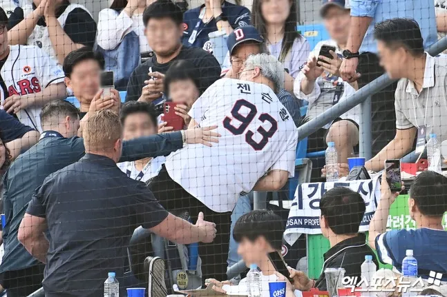 잠실 야구장에서 시구한 젠슨 황 시타는 박정원 두산 회장 이미지 6