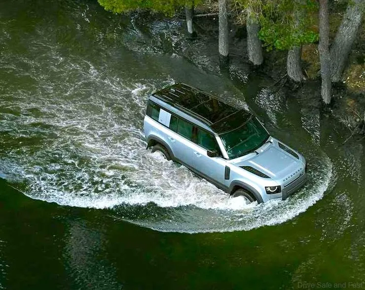 land-rover-defender_river.jpg
