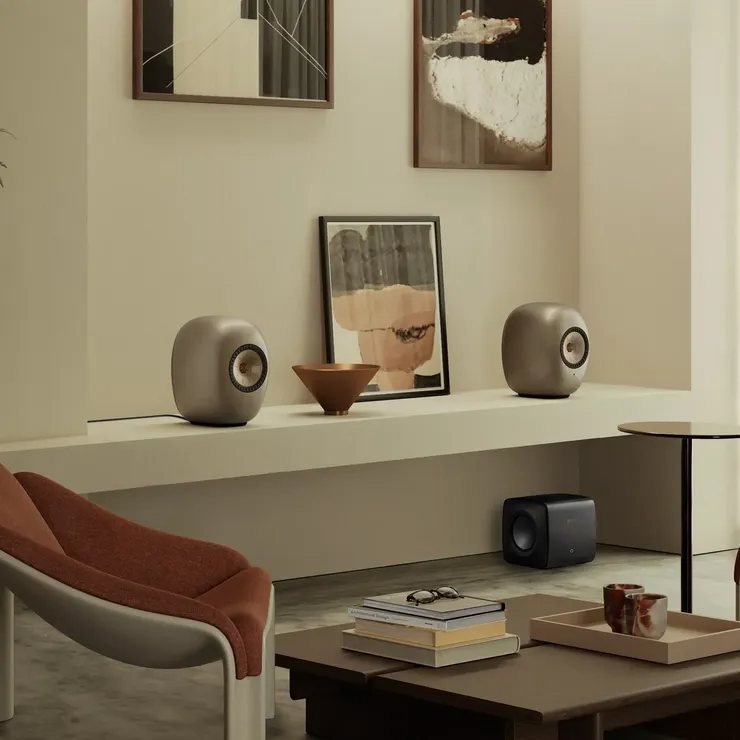 lsluxe_SP4042H1_lifestyle_front-side_on-shelf.webp