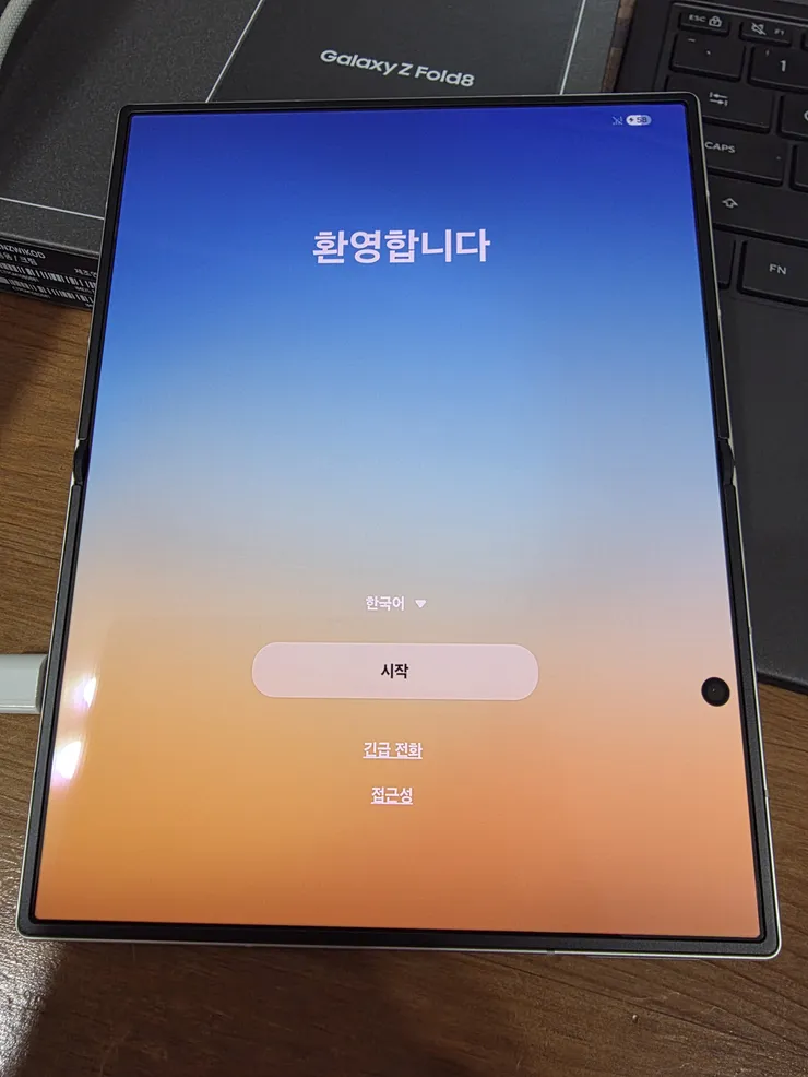 방금 열어본 폴드8. 초기 접힘 주름은 진짜 없네요.jpg 이미지 4