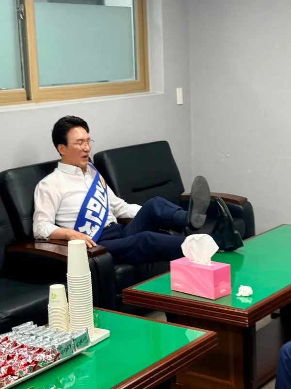 김민석 다리 올린 사진에도 실드치는 사람들 보니깐 클량도 먹혔군요 이미지 1