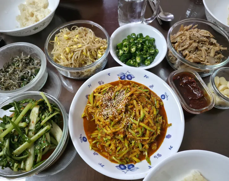 아침 점심 연속 비빔밥 이미지 1