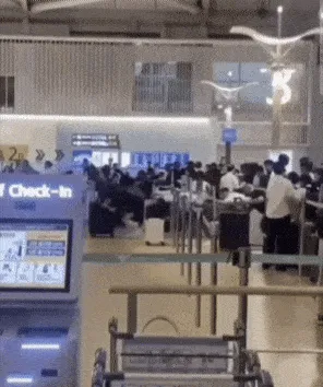 중국인 보따리상 등 ‘새치기 대란’에…인천공항 출국장 ‘방지 펜스’ 설치 이미지 1