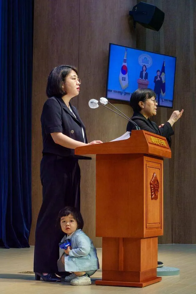 아기 안고 국회 왔던 ‘엄마.용혜인,..장관 후보자로 이미지 1